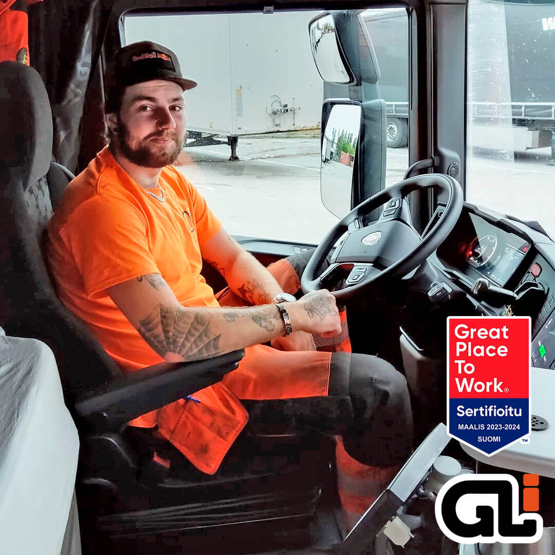 Gli:n toimtusjohtaja Kristian Lella kouluttaa tulevia kuljettajia jotka seisovat pöydän ympärillä.