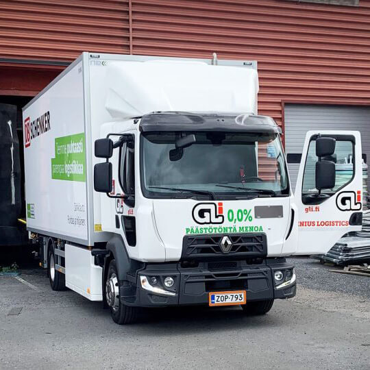 GLi:n sähkökuorma-autoa lastataan.