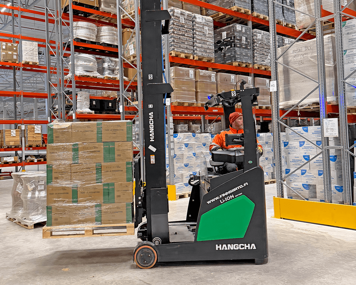 Gli:n toimtusjohtaja Kristian Lella kouluttaa tulevia kuljettajia jotka seisovat pöydän ympärillä.