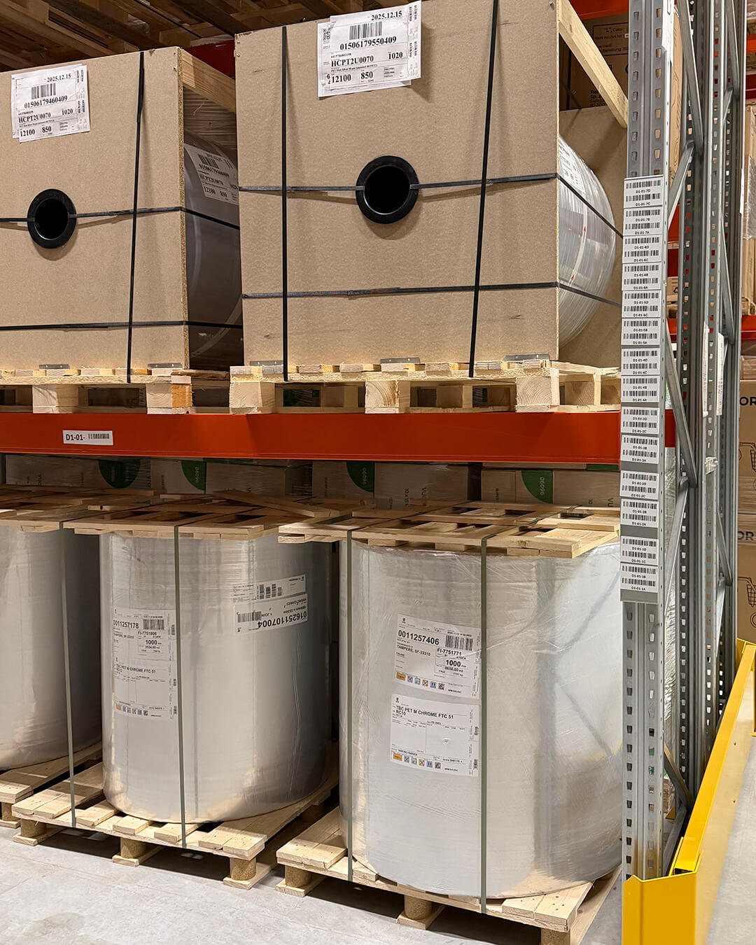 Varastohyllyt ja merkinnät – keräily ja pakkaus ohjeiden mukaan