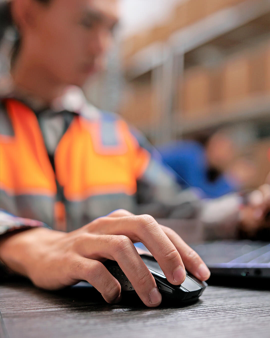 Varastohyllyt ja merkinnät – keräily ja pakkaus ohjeiden mukaan