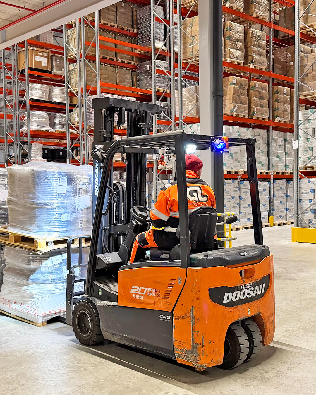 Trukki käsittelee lavoja GLi:n varastossa – varastointi ja kapasiteetti tarpeen mukaan