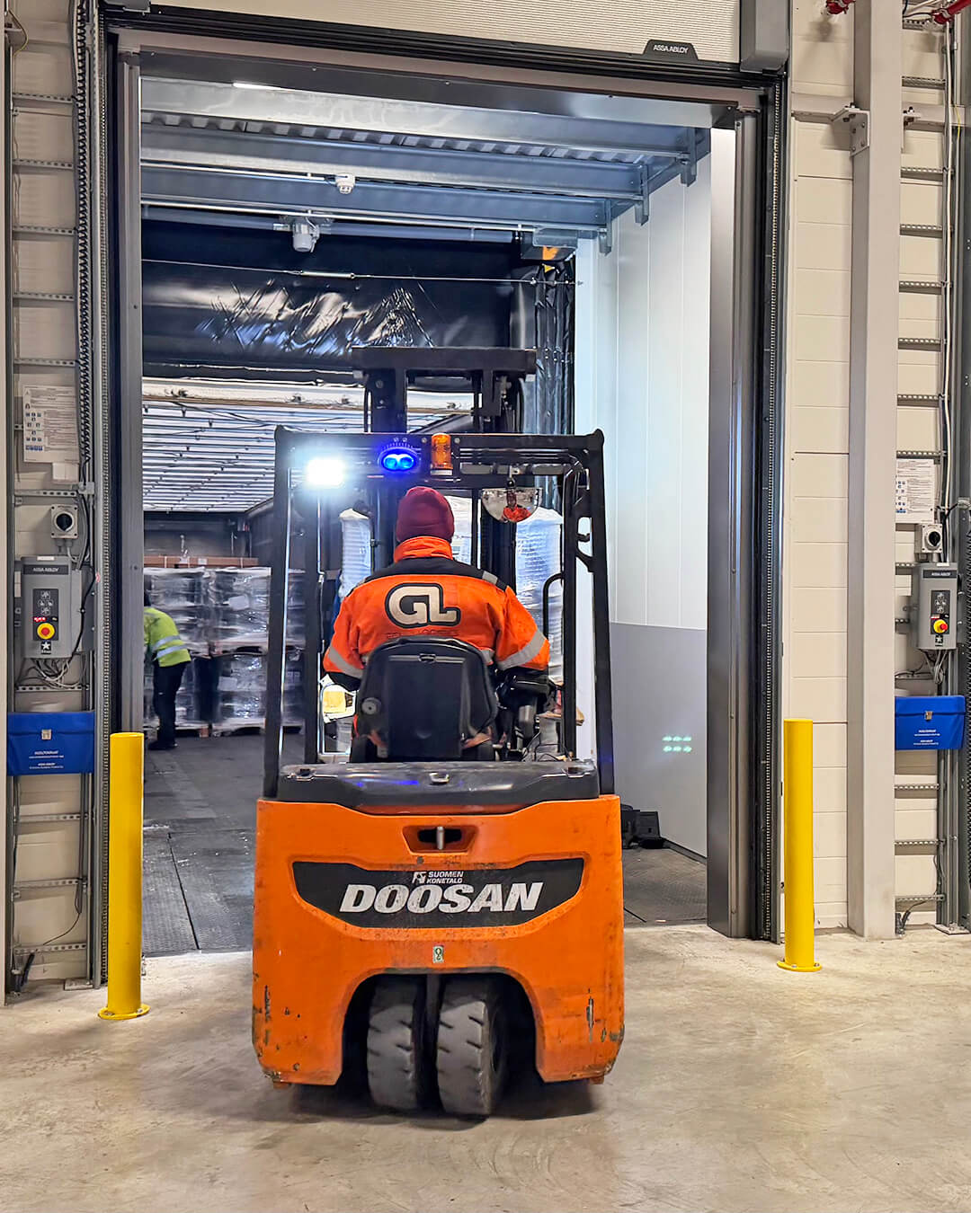 Trukki lastausovella vastaanotossa – tavaran vastaanotto ja varastointi GLi:llä