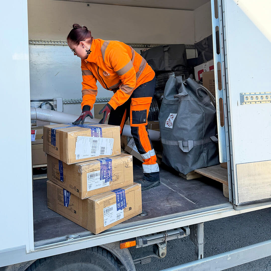 Varastotyöntekijä nostaa trukilla lavallista tavaraa varastohyllyyn GLi:n logistiikkakeskuksen varastossa.