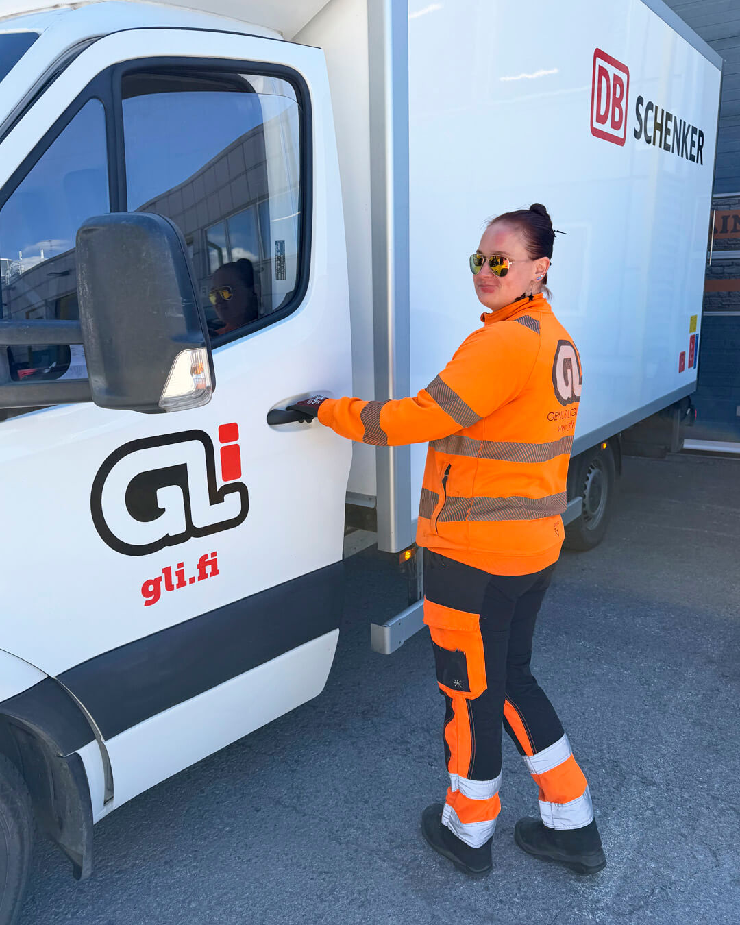Varastotyöntekijä nostaa trukilla lavallista tavaraa varastohyllyyn GLi:n logistiikkakeskuksen varastossa.