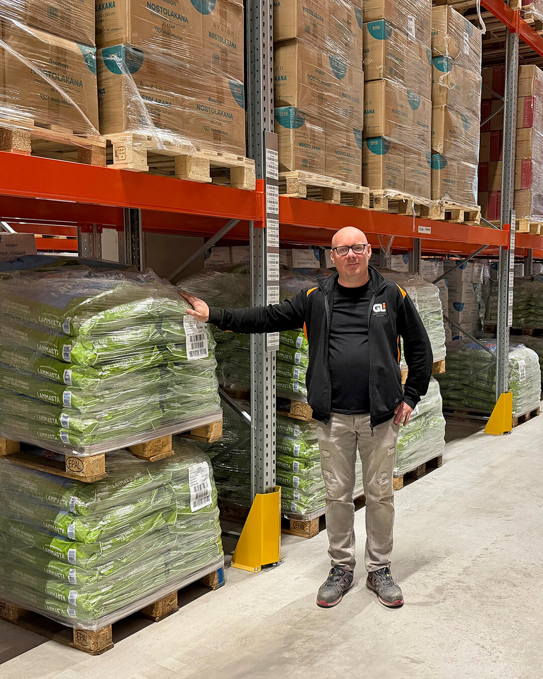 Varastotyöntekijä nostaa trukilla lavallista tavaraa varastohyllyyn GLi:n logistiikkakeskuksen varastossa.
